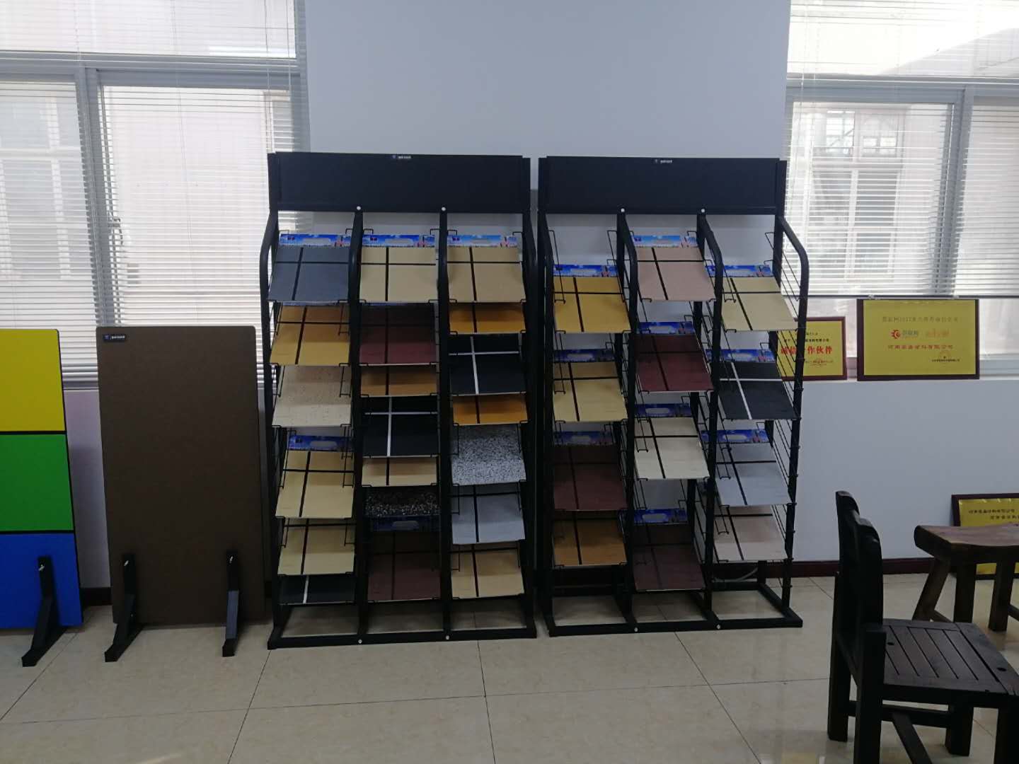 ?冠晶石和水包砂外墻涂料的區(qū)別，你知道多少